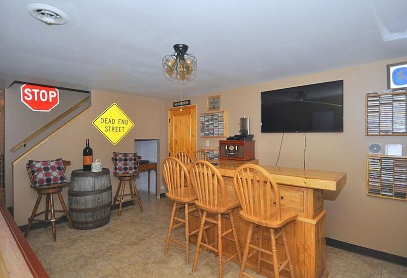 Sqyrls Nest 3br Retreat With A Hot Tub