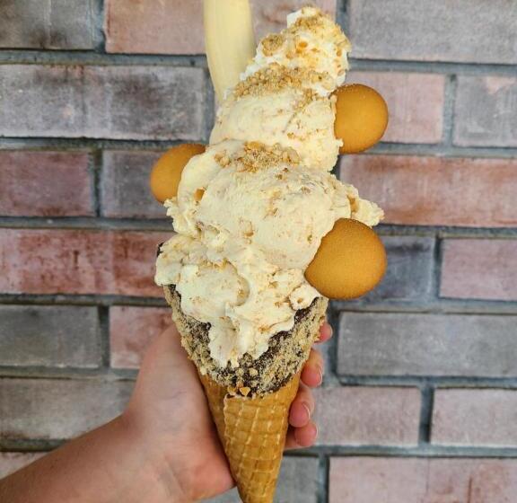 Twin Lakes Creamery, Grill & Inn