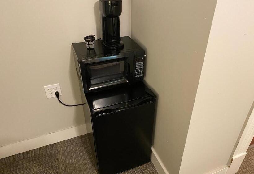 Twin Lakes Creamery, Grill & Inn