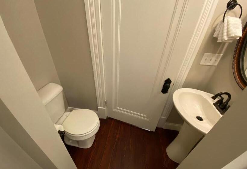 Twin Lakes Creamery, Grill & Inn