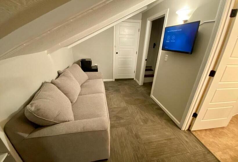 Twin Lakes Creamery, Grill & Inn