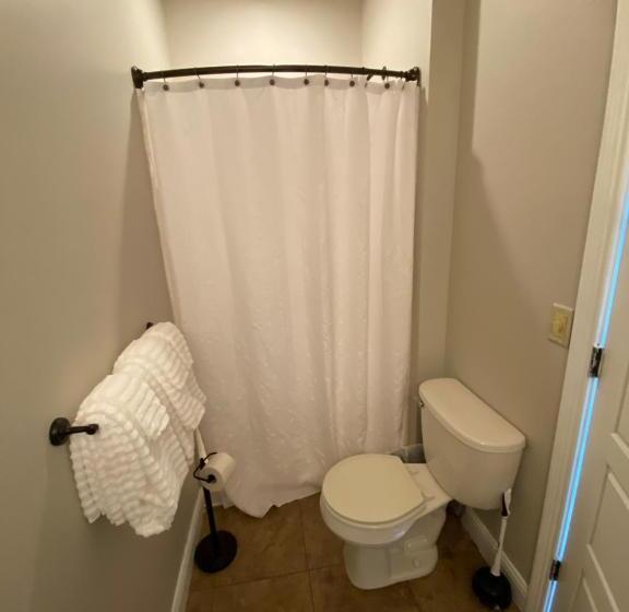 Twin Lakes Creamery, Grill & Inn