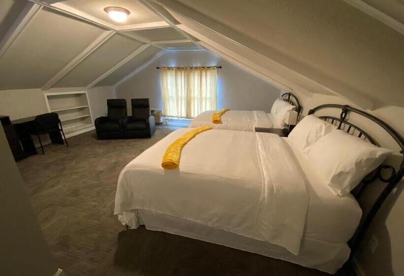 Twin Lakes Creamery, Grill & Inn