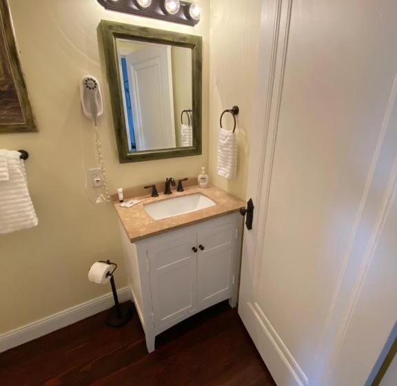 Twin Lakes Creamery, Grill & Inn