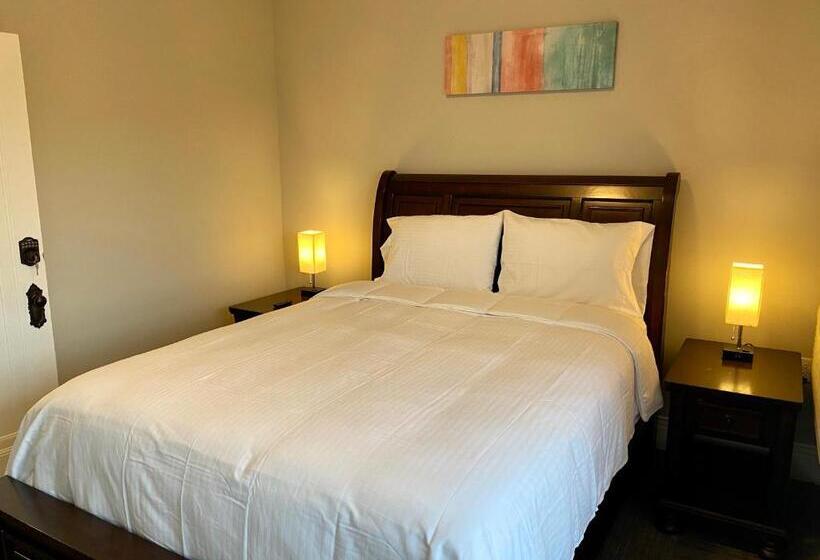 Twin Lakes Creamery, Grill & Inn