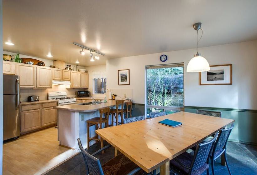 19mbr   Hot Tub   Sauna   Bbq   Pets Ok   Wifi   Sleeps 10