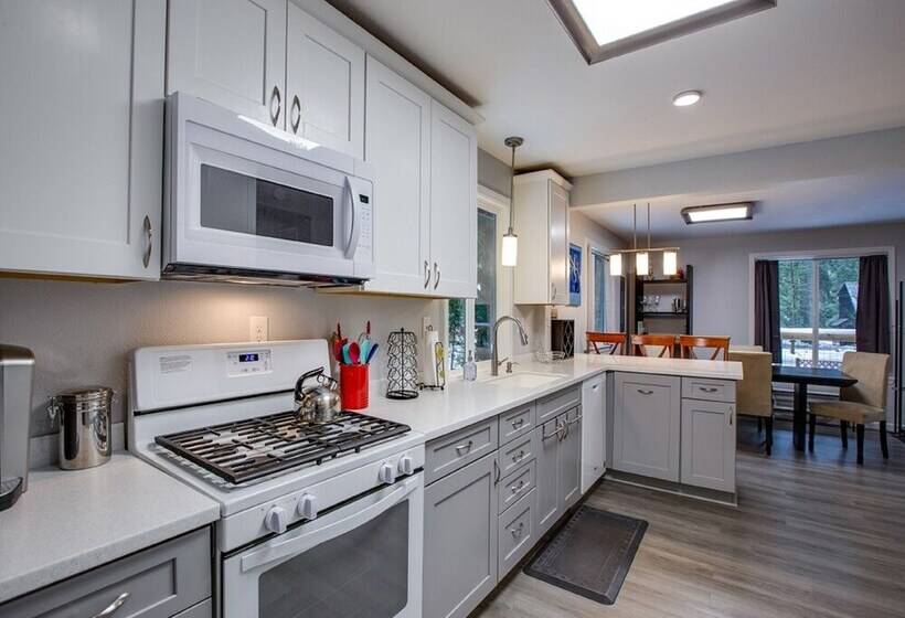 49sl   Hot Tub   Wifi   Fireplace   Sleeps 10