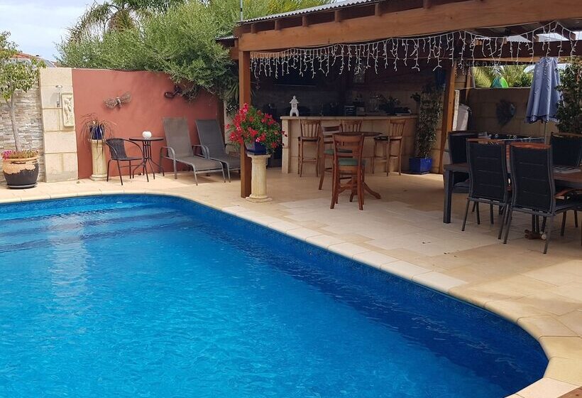 تختخواب و صبحانه Ocean Reef Homestay