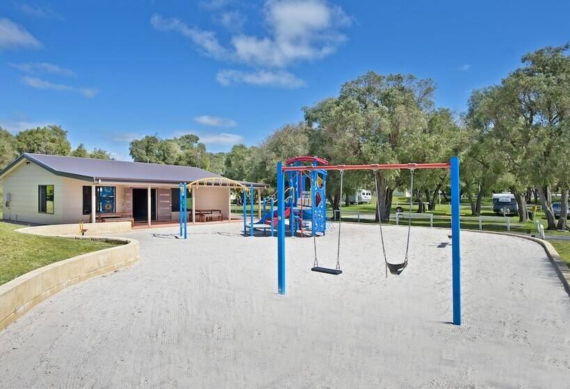 בית מלון כפרי Acclaim Rose Gardens Beachside Holiday Park