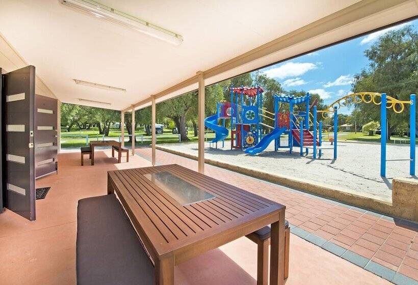 هتل Acclaim Rose Gardens Beachside Holiday Park