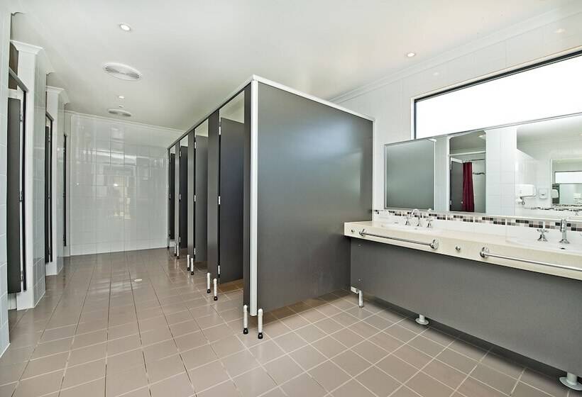 בית מלון כפרי Acclaim Rose Gardens Beachside Holiday Park