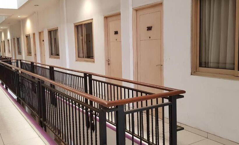 בית מלון כפרי Dequr Jakarta Kota