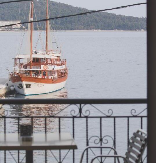 Pensão Gyalos Beach Front