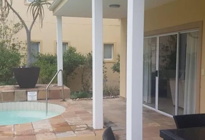 Traders Hotel & Restaurant