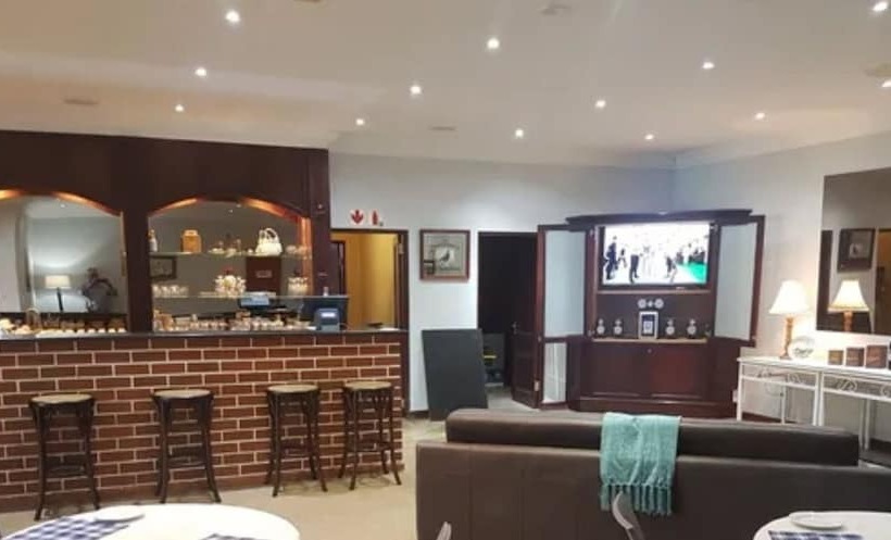 Traders Hotel & Restaurant