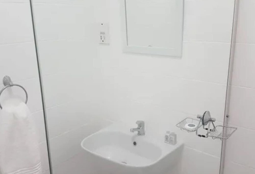 Traders Hotel & Restaurant