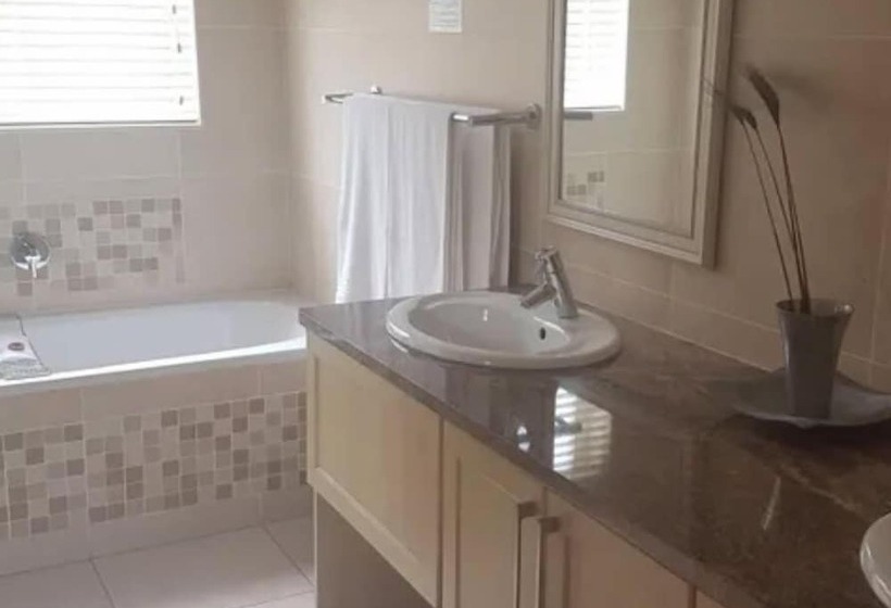 Traders Hotel & Restaurant