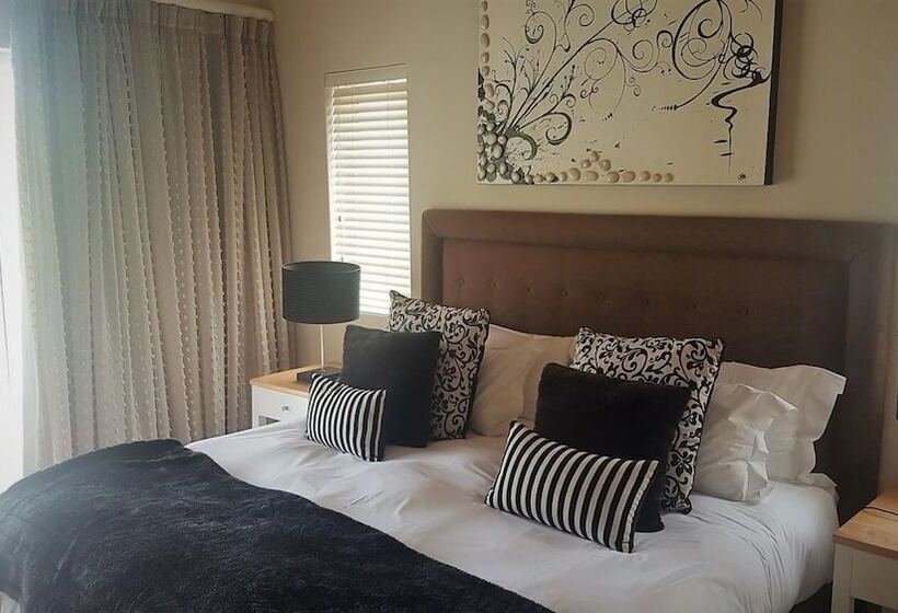 Traders Hotel & Restaurant