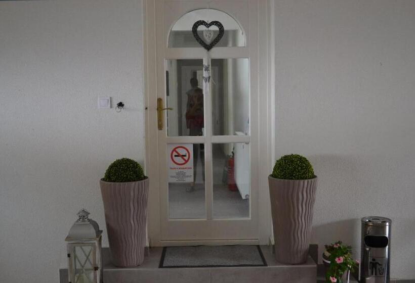 ベッドアンドブレックファースト Főnix Design Rooms