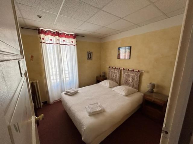 Отель Logis Hôtel Restaurant Le Louvre