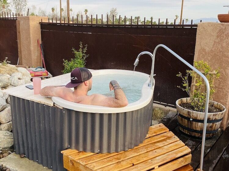 Отель Mi Kasa Hot Springs 420,adults Only, Clothing Optional