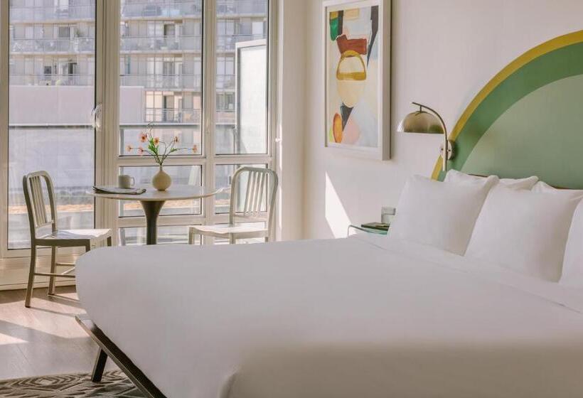 Sonder At The Liberty