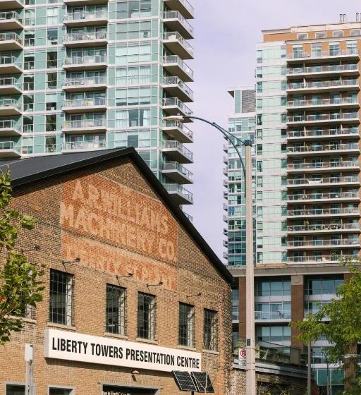 Sonder At The Liberty