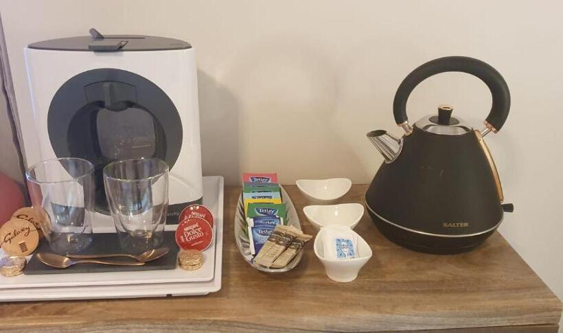 Bed and Breakfast The Orange Fox Lux Room And Hot Tub At The Grumpy Schnauzer Guest House