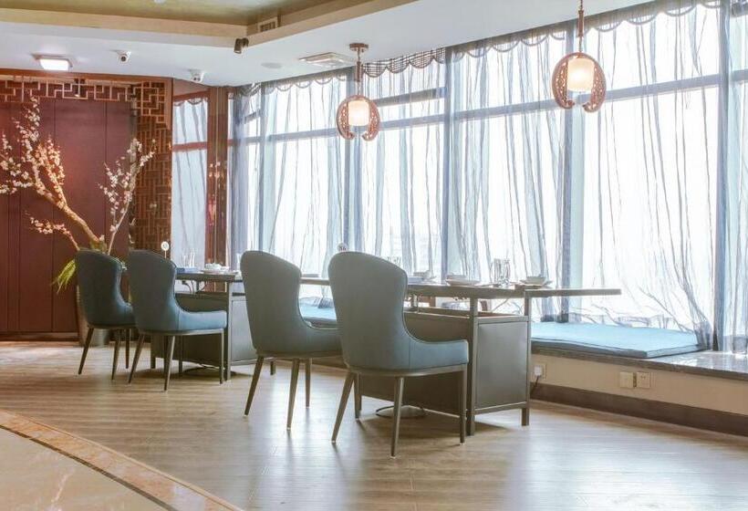 Days Hotel & Suites China Town   Metro Line 2 & Line 6   Nearby Orange Island  Wuyi Square Changsha