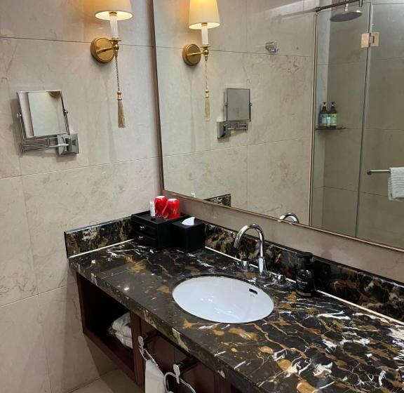 Days Hotel & Suites China Town   Metro Line 2 & Line 6   Nearby Orange Island  Wuyi Square Changsha