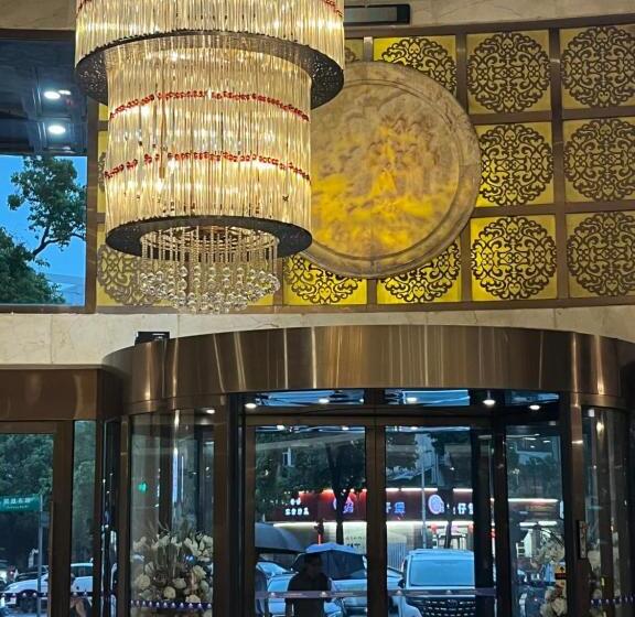 Days Hotel & Suites China Town   Metro Line 2 & Line 6   Nearby Orange Island  Wuyi Square Changsha