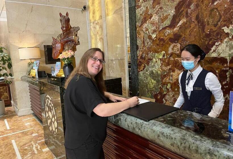 Days Hotel & Suites China Town   Metro Line 2 & Line 6   Nearby Orange Island  Wuyi Square Changsha