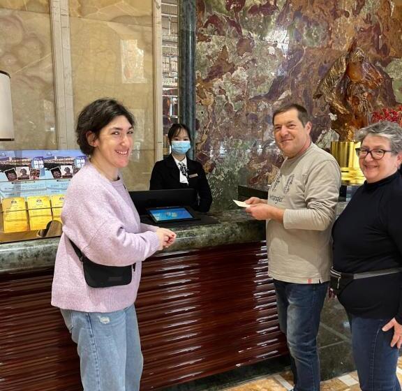 Days Hotel & Suites China Town   Metro Line 2 & Line 6   Nearby Orange Island  Wuyi Square Changsha