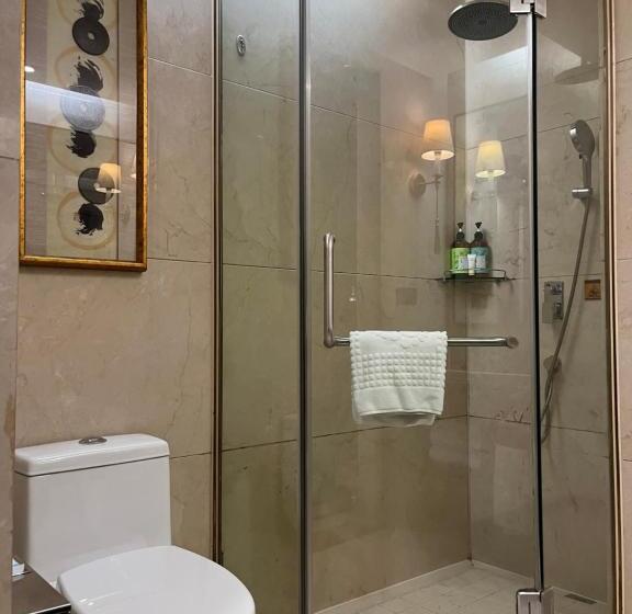 Days Hotel & Suites China Town   Metro Line 2 & Line 6   Nearby Orange Island  Wuyi Square Changsha