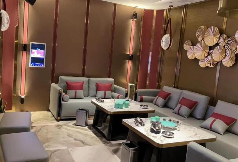 Days Hotel & Suites China Town   Metro Line 2 & Line 6   Nearby Orange Island  Wuyi Square Changsha