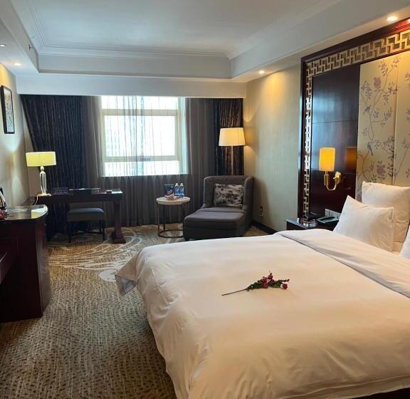 Days Hotel & Suites China Town   Metro Line 2 & Line 6   Nearby Orange Island  Wuyi Square Changsha