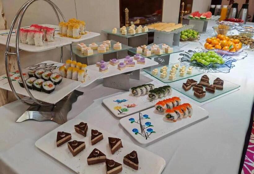 Days Hotel & Suites China Town   Metro Line 2 & Line 6   Nearby Orange Island  Wuyi Square Changsha