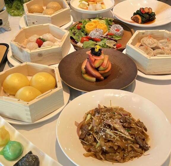 Days Hotel & Suites China Town   Metro Line 2 & Line 6   Nearby Orange Island  Wuyi Square Changsha