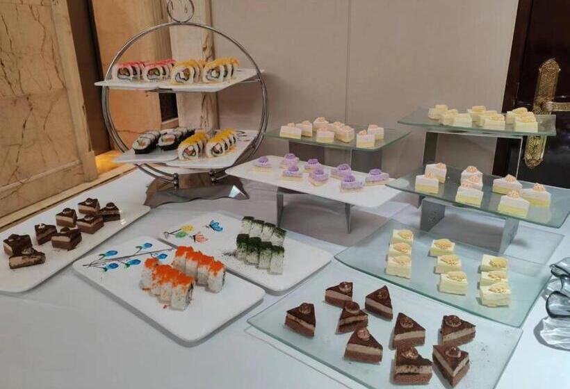 Days Hotel & Suites China Town   Metro Line 2 & Line 6   Nearby Orange Island  Wuyi Square Changsha