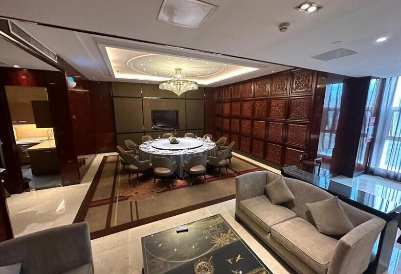 Days Hotel & Suites China Town   Metro Line 2 & Line 6   Nearby Orange Island  Wuyi Square Changsha