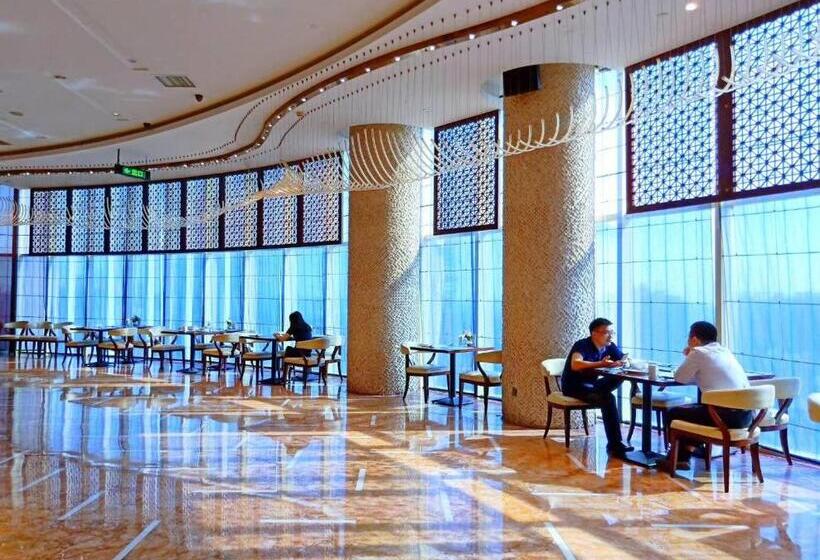 Days Hotel & Suites China Town   Metro Line 2 & Line 6   Nearby Orange Island  Wuyi Square Changsha