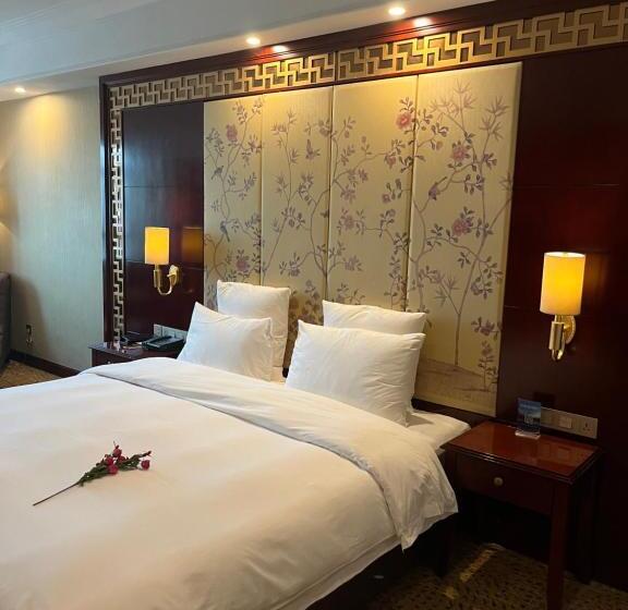 Days Hotel & Suites China Town   Metro Line 2 & Line 6   Nearby Orange Island  Wuyi Square Changsha