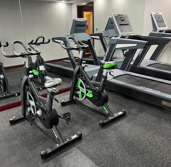 Days Hotel & Suites China Town   Metro Line 2 & Line 6   Nearby Orange Island  Wuyi Square Changsha