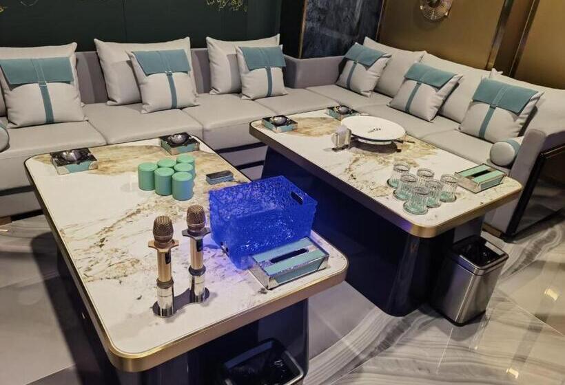 Days Hotel & Suites China Town   Metro Line 2 & Line 6   Nearby Orange Island  Wuyi Square Changsha