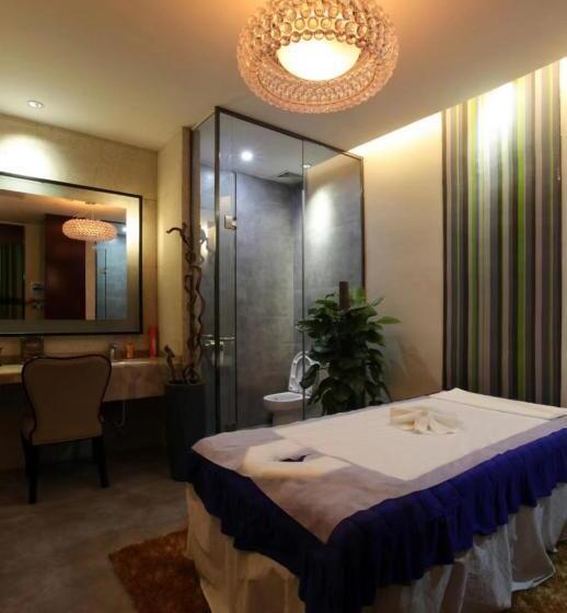 Days Hotel & Suites China Town   Metro Line 2 & Line 6   Nearby Orange Island  Wuyi Square Changsha