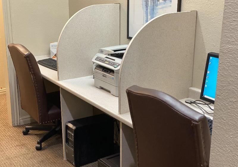 فندق Benchmark Inn