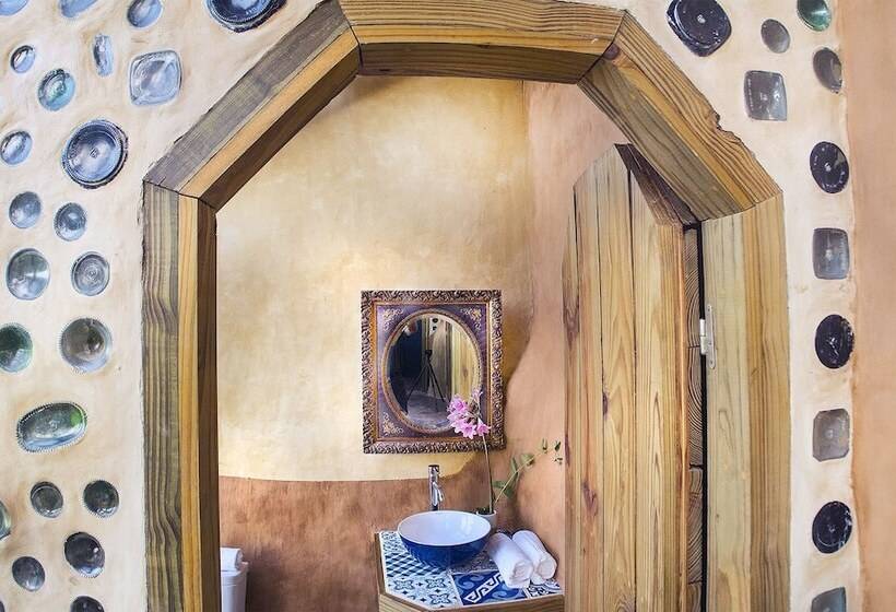 هتل Caliu Earthship Ecolodge