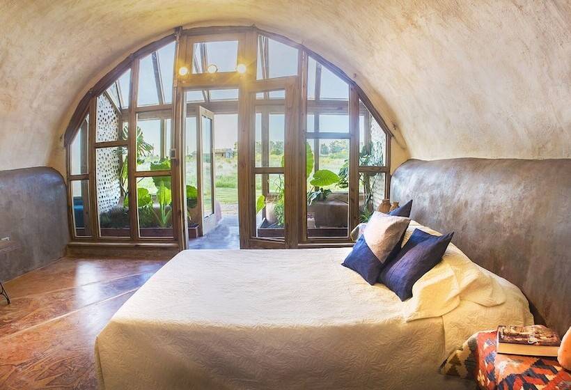 هتل Caliu Earthship Ecolodge