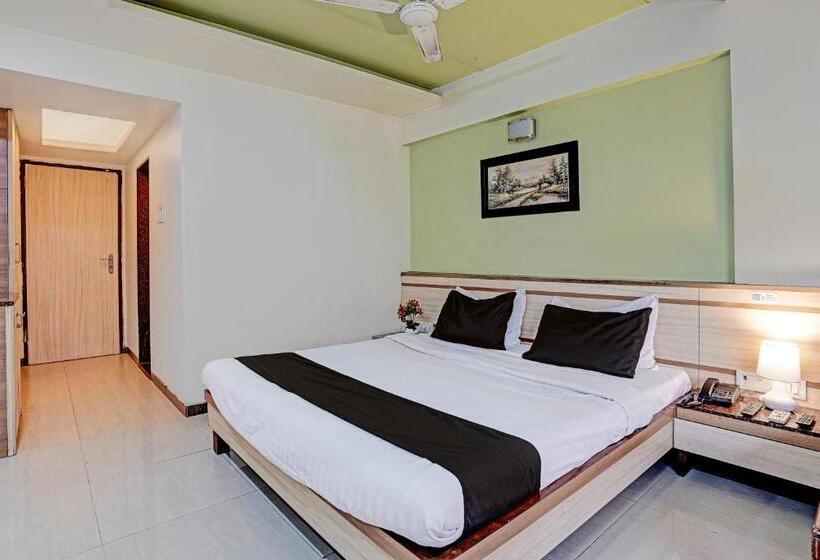 בית מלון כפרי Collection O Guru Heritage Kalamboli