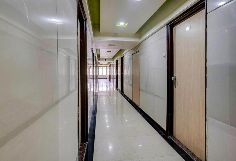 בית מלון כפרי Collection O Guru Heritage Kalamboli